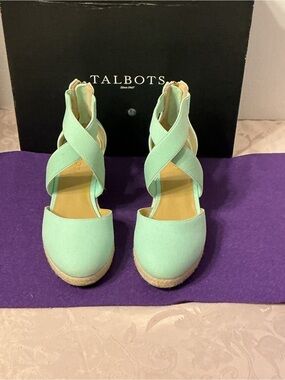 Talbots Lynsday Elastic Pastel Green Crisscross Closed Toe Sandals. Size 7.5.